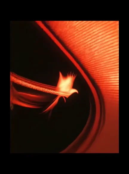 Eine orange glühende, vogelartige Form bewegt sich durch einen dunklen, gebogenen Raum.