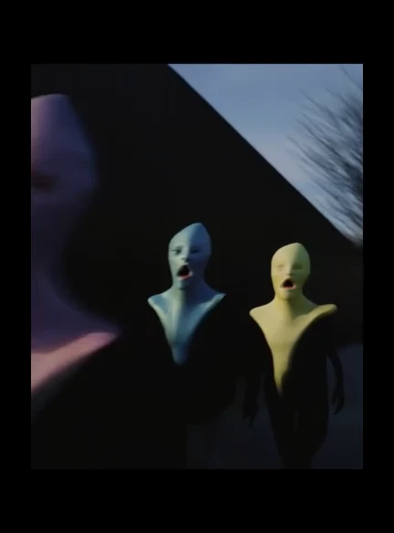 Blasse, maskenhafte Gestalten in Türkis und Gelb stehen vor dunklen geometrischen Formen.